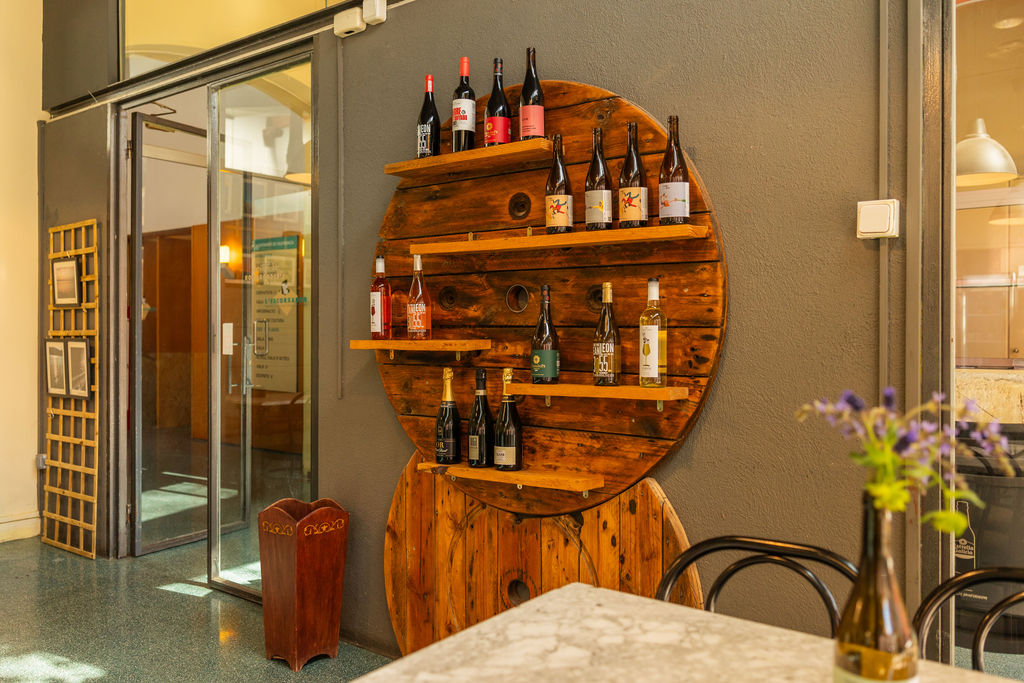 Imatge interior d'un espai de decoració i artesania gestionat per participants del projecte d'inserció.