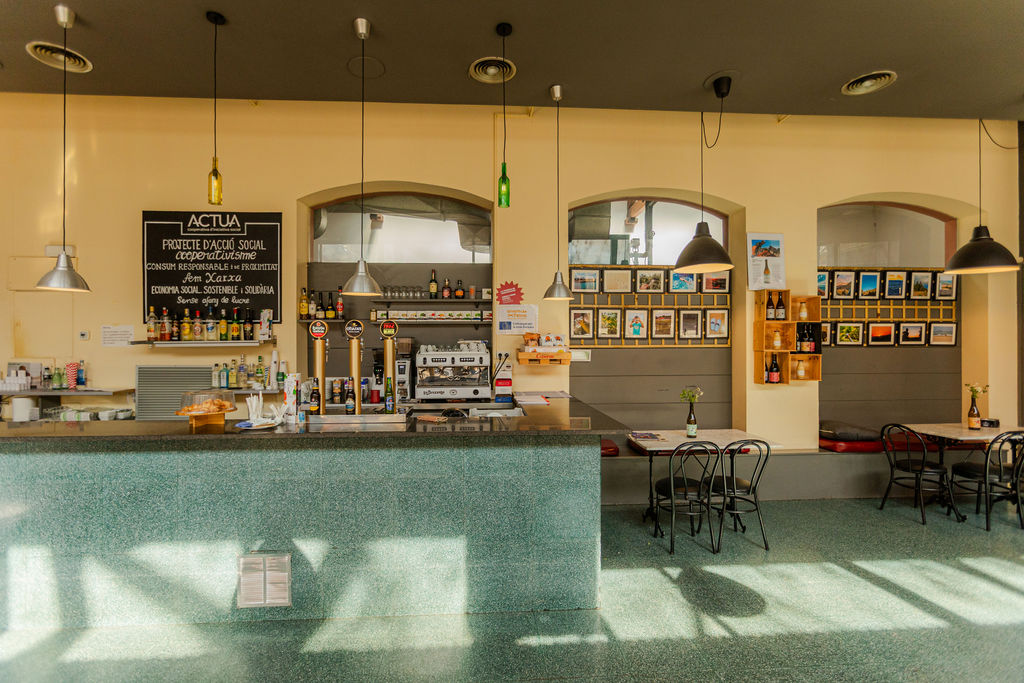 Servei de cafeteria a l'espai de restauració social d'Anem Per Feina.
