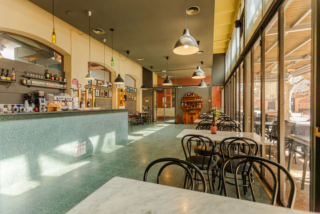 Zona de barra i cafeteria d'un entorn de treball real per a la formació en hostaleria.