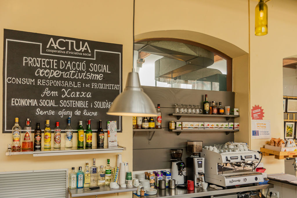 Pissarra amb el menú diari en un dels punts de restauració del projecte social.