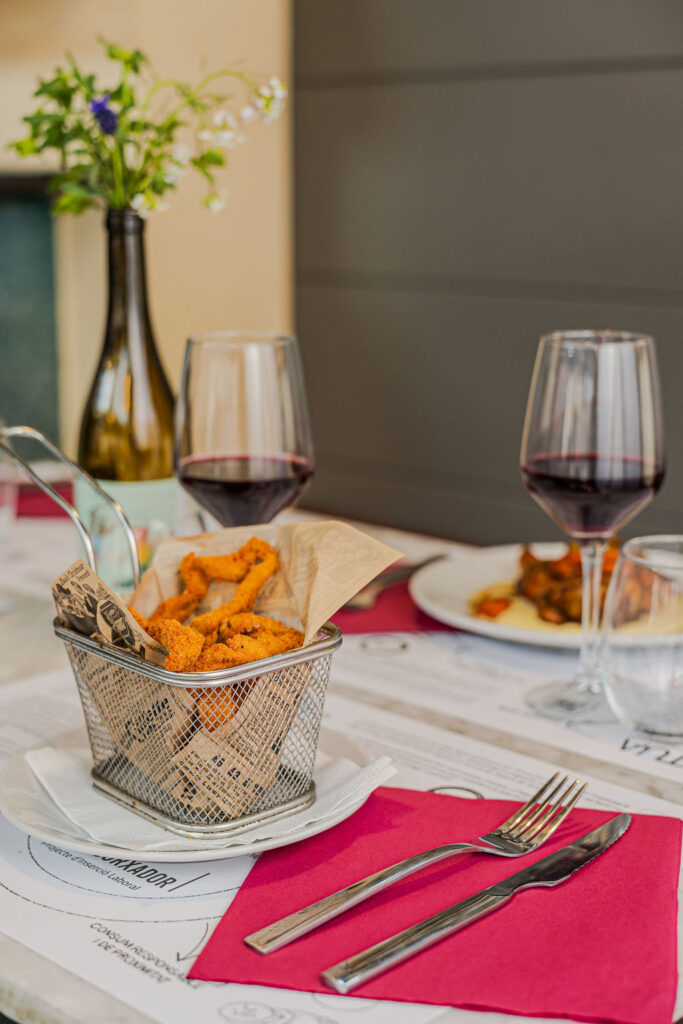 Plat de cuina de proximitat elaborat a la Taverna de l'Escorxador de Vilafranca, un projecte d'economia social d'Anem Per Feina.