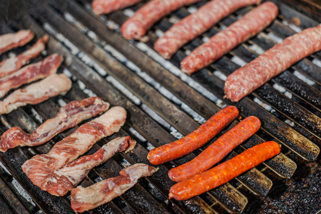 Mans treballant en una graella de cuina, representant la competència de responsabilitat i ètica laboral.