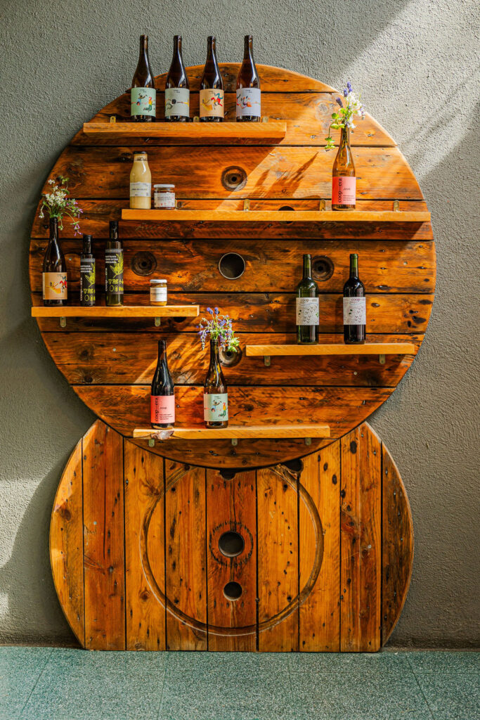 Detall de l'interior d'un dels establiments d'inserció d'Anem per Feina amb decoració de fusta.